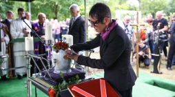 Żona zmarłego Halina Zielińska podczas uroczystości pogrzebowych muzyka, współzałożyciela zespołu Skaldowie Jacka Zielińskiego na Cmentarzu Rakowickim. Fot. PAP/Ł. Gągulski
