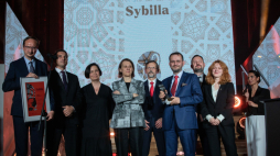 Minister kultury Hanna Wróblewska (4L), dyrektor Narodowego Instytutu i Ochrony Zbiorów Paulina Florjanowicz (3L) i przewodniczący jury dr hab. Michał Woźniak (C) z Katedry Zabytkoznawstwa i Muzealnictwa Uniwersytetu Mikołaja Kopernika w Toruniu podczas Gali Konkursu na Wydarzenie Muzealne Roku Sybilla 2023 we Wrocławiu, 23 bm. PAP/Krzysztof Cesarz