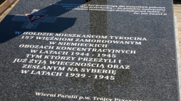 Pomnik upamiętniający więźniów niemieckich obozów koncentracyjnych i zesłanych na Syberię w ramach uroczystości 80. rocznicy wywózki mieszkańców Tykocina do obozów koncentracyjnych na cmentarzu parafialnym w Tykocinie. Fot. PAP/A. Reszko