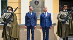 Wiceminister obrony narodowej Stanisław Wziątek (2P) i minister obrony narodowej Słowenii Marjan Sarec (2L) podczas uroczystości odsłonięcia tablicy upamiętniającej słoweńskiego bohatera narodowego generała Rudolfa Maistra. Fot. PAP/D. Delmanowicz 