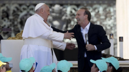 Papież Franciszek i Roberto Benigni podczas spotkania w Watykanie z okazji  Światowego Dnia Dzieci. Fot. PAP/EPA