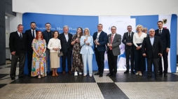 Członkowie jury oraz laureaci pozują do pamiątkowego zdjęcia podczas uroczystości wręczenia Nagród im. Macieja Płażyńskiego w Muzeum Emigracji. Gdynia, 18.05.2024. Fot. Fot. PAP/M. Gadomski