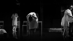 Studio WACHOWICZ FRET, „Materiały do Pokojówek”. Fot. Henri Charles. Źródło: materiały prasowe Instytutu im. Jerzego Grotowskiego