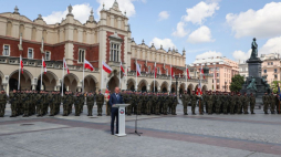 Premier Donald Tusk (C) podczas uroczystych obchodów 80. rocznicy bitwy o Monte Cassino na Rynku Głównym w Krakowie. Fot. PAP/Art Service