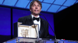 Sean Baker ze Złotą Palmą. Fot. PAP/EPA
