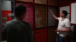 Kurator wystawy Wojciech Górny (P) na prezentacji medialnej wystawy "Spirala zbrodni. Krakowianie na afiszach śmierci" w Muzeum Krakowa - Fabryce Emalia Oskara Schindlera. Fot. PAP/Ł. Gągulski