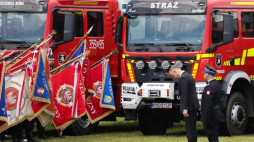 Prezydent RP Andrzej Duda (2P) na uroczystym apelu z okazji 150. rocznicy powstania Ochotniczej Straży Pożarnej w Starym Sączu. Fot. PAP/G. Momot