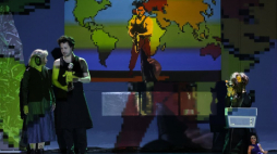 Aktorka Maria Ciunelis (L) i aktor Bartosz Krawczyk (2L) podczas próby medialnej spektaklu "Trąbka do słuchania" w warszawskim Teatrze Lalka. Fot. PAP/P. Supernak