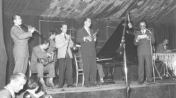 Leopold Tyrmand (P stoi przy mikrofonie) podczas I Festiwalu Muzyki Jazzowej. Sopot, 1956 r. Fot. PAP/J. Uklejewski