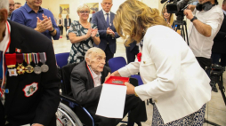 Mjr Stosław Kowalski (C) na spotkaniu z kombatantów z marszałek Senatu Małgorzatą Kidawą-Błońską (P). Cassino, 17.05.2024. Fot. PAP/A. Zawada