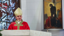 Biskup koszalińsko-kołobrzeski Zbigniew Zieliński podczas mszy świętej towarzyszącej głównym obchodom ku czci św. Andrzeja Boboli. Fot. PAP/T. Gzell