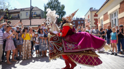 Rozpoczęcie Pochodu Lajkonika 2024 przed siedzibą Wodociągów Miasta Krakowa. Fot. PAP/Art Service