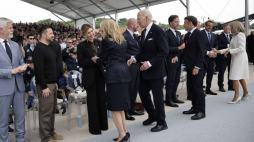 Od lewej: prezydenci: Czech Petr Pavel, Ukrainy Wołodymyr Zełenski z żoną Ołeną, pierwsza dama USA Jill Biden, prezydent Stanów Zjednoczonych Joe Biden, holenderski premier Mark Rutte, prezydent Francji Emmanuel Macron, szef rządu Grecji Kyriakos Mitsotakis oraz francuska pierwsza dama Brigitte Macron w trakcie obchodów 80. rocznicy lądowania w Normandii. Fot. PAP/EPA 