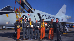 Astronauci programu “Mercury” (od lewej: M. Scott Carpenter, L. Gordon Cooper Jr., John H. Glenn Jr., Virgil I. Grissom, Walter M. Schirra Jr., Alan B. Shepard Jr. i Donald K. Slayton) przed samolotem Convair 106-B 20 stycznia 1961 r. Fot. NASA via CNP Photo via Newscom Dostawca: PAP/Newscom