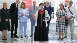 Senator Halina Bieda na otwarciu wystawy poświęconej Czesławowi Miłoszowi w holu Senatu RP, fot. Senat RP