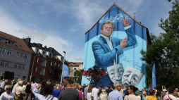 Mural przedstawiający opolanina, piosenkarza i aktora Michała Bajora odsłonięty podczas 61. Krajowego Festiwalu Polskiej Piosenki w Opolu, na którym artysta będzie świętował 50-lecie swojej obecności na scenie. Fot. PAP/K. Świderski