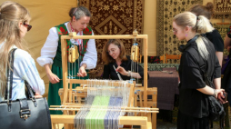 Piknik promujący tradycje tkackie na dziedzińcu Pałacu Branickich w Białymstoku. Fot. PAP/A. Reszko