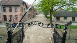 Teren byłego niemieckiego nazistowskiego obozu koncentracyjnego Auschwitz. Fot. PAP/S. Mielnik