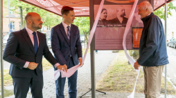 Bytom, Godehard Kayser (z prawej), przedstawiciel rodziny Georga Brüninga, przed tablicą upamiętniającą zasługi wieloletniego nadburmistrza miasta, fot. UM Bytom/H. Klimek