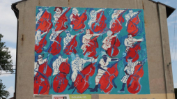 Mural autorstwa Edwarda Dwurnika w Oświęcimiu. 2011 r. Fot. PAP/J. Bednarczyk