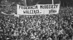 Transparent FMW podczas III pielgrzymki papieża Jana Pawła II do Polski. Kraków, 10.06.1987. Fot. PAP/G. Rogiński