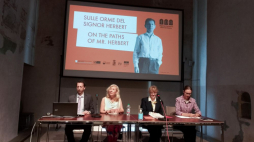 Prezes Fundacji imienia Zbigniewa Herberta Maria Dzieduszycka (2L) podczas inauguracji projektu upamiętniającego Zbigniewa Herberta pod hasłem „Ścieżkami Pana Herberta” w gmachu muzeum Santa Maria della Scala w Sienie. Fot. PAP/S. Wysocka
