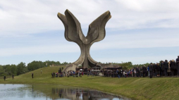 Pomnik poświęcony pamięci ofiar obozu w Jasenovcu. Fot. PAP/EPA