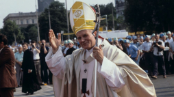 I pielgrzymka do Polski papieża Jana Pawła II. Plac Zwycięstwa, pontyfikalna msza święta, odprawiana przez Ojca Świętego, koncelebrowana z kilkudziesięcioma biskupami polskimi i zagranicznymi. Warszawa, 02.06.1979. Fot. PAP/T. Prażmowski