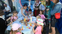 Uczestnicy pikniku z okazji Dnia Dziecka, 1 bm. w ogrodach KPRM. Warszawa, 01.06.2024. Fot. PAP/R. Pietruszka