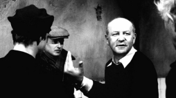 Reżyser Jan Łomnicki podczas realizacji filmu "Nasz Dom". 1979 r. Fot. PAP/CAF/W. Rozmysłowicz