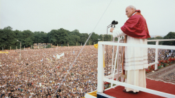 I pielgrzymka papieża Jana Pawła II do Polski. 5 czerwca 1979 r. na szczycie jasnogórskim Ojciec Święty odprawił mszę świętą koncelebrowaną dla wiernych z Dolnego Śląska i Śląska Opolskiego. Fot. PAP/J. Morek