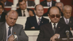 X Zjazd Polskiej Zjednoczonej Partii Robotniczej w Sali Kongresowej Pałacu Kultury i Nauki w dniach 29 czerwca-3 lipca 1986 r., z udziałem sekretarza generalnego Komunistycznej Partii Związku Sowieckiego Michaiła Gorbaczowa obok I sekretarz Komitetu Centralnego PZPR Wojciech Jaruzelski. Fot. PAP/J. Morek