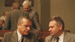 Minister spraw wewnętrznych Czesław Kiszczak (L) i minister pracy i polityki socjalnej Ireneusz Sekuła, w głębi Władysław Baka podczas posiedzenia Sejmu PRL 11 maja 1988 r. Fot. PAP/G. Roginski