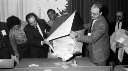 Wybory do Sejmu Kontraktowego. Obwodowa Komisja Wyborcza nr 296 przy ulicy Złotej. PAP/Ireneusz Radkiewicz