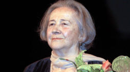 Izabela Olszewska, aktorka Narodowego Starego Teatru w Krakowie, otrzymała honorowego Ludwika za całokształt twórczości Wręczenie Ludwików, nagród przyznawanych przez krakowskie środowisko teatralne w 2004 r. Fot. PAP J. Bednarczyk
