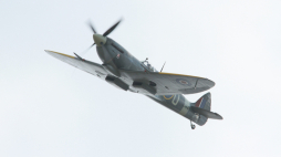 Supermarine Spitfire LF Mk. XVIe podczas X Pikniku Lotniczego, Kraków 2014 r. PAP/Stanisław Rozpędzik