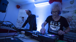 Dj Wika prowadzi dancing podczas Walentynek w centrum seniora we Wrocławiu.  PAP/Aleksander Koźmiński