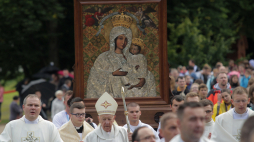 Abp senior Edmund Piszcz (C) podczas procesji z obrazem Matki Bożej Gietrzwałdzkiej, 2017 r. PAP/Tomasz Waszczuk