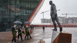 Dyrektor Muzeum II Wojny Światowej Karol Nawrocki składa kwiaty przed pomnikiem rtm. Witolda Pileckiego przy Muzeum II Wojny Światowej w Gdańsku 25 maja 2020 r. Fot. PAP/A. Warżawa 