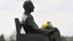 Ławeczka Jana Karskiego na Kopcu Pamięci w parku Ocalałych w Łodzi. Fot. PAP/G. Michałowski