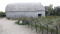 Pawilon edukacyjny „Kamień” nad Wisłą w Warszawie. PAP/Tomasz Gzell