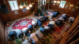Wierni podczas islamskiego święta ofiarowania Kurban Bajram w meczecie w Kruszynianach. PAP/Michał Zieliński