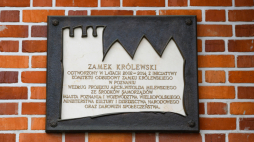 Tablica na ścianie Zamku Królewskiego w Poznaniu