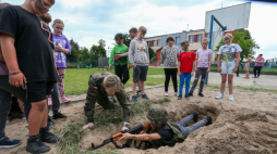 Szer. Anna Miszczak prowadzi lekcję w ramach programu „Edukacja z wojskim” w szkole podstawowej im. Wojska Polskiego w Zwierzynie.  PAP/Lech Muszyński