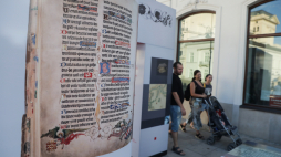 Wystawa plenerowa pt. „Pamięć Polski. Lista Krajowa Programu UNESCO Pamięć Świata – 5. Edycja”, przed siedzibą Kordegardy - Galerii Narodowego Centum Kultury w Warszawie. PAP/Tomasz Gzell