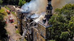 Gaszenie pożaru neogotyckiego pałacu w Jelczu-Laskowicach. PAP/Tomasz Golla