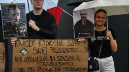Uczestnicy protestu przy pomniku Witolda Pileckiego przed Muzeum II Wojny światowej w Gdańsku, 28 bm. Protest odbywa się przeciwko usunięciu z Muzeum II Wojny Światowej polskich Bohaterów: św. Maksymiliana Kolbe, błogosławionej Rodziny Ulmów oraz rotmistrza Pileckiego. Fot. PAP/A. Jackowski 
