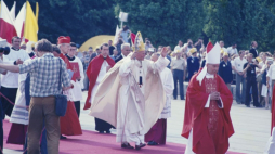 Pierwsza pielgrzymka papieża Jana Pawła II do Polski -msza święta na placu Zwycięstwa: Ojciec Święty (C), prymas Polski kardynał Stefan Wyszyński (w purpurowym birecie). Warszawa, 02.06.1979. Fot. PAP/A. Kossobudzki