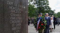 Ambasador Francji w Polsce Etienne de Poncins (P) podczas uroczystości upamiętniającej 80. rocznicę D-Day pod pomnikiem 1 Polskiej Dywizji Pancernej w Warszawie. Fot. PAP/P. Supernak