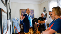 Przodek antonińskiej linii Radziwiłłów książę Maciej Radziwiłł (L) podczas spotkania w ramach obchodów 200-lecia pałacu myśliwskiego Radziwiłłów w Antoninie. Fot. PAP/T. Wojtasik